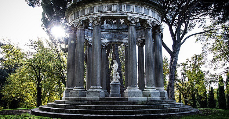 Templete de Baco en El Capricho, lugar ideal para hacerse fotos románticas. Jrxpo (Flickr)