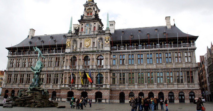 Plaza del Ayuntamiento en Amberes. Ramón (Flickr)