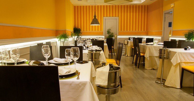 Salón principal de Entre Naranjos (http://www.entrenaranjos.es/).