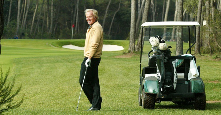 Greg Norman, diseñador del club, en el campo de El Prat. (http://www.realclubdegolfelprat.com)