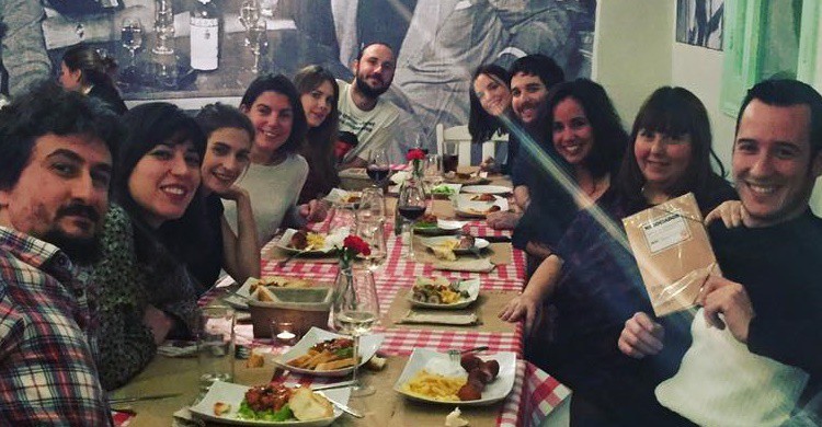 Grupo de amigos comiendo en La Gloria. (Facebook de La Gloria).