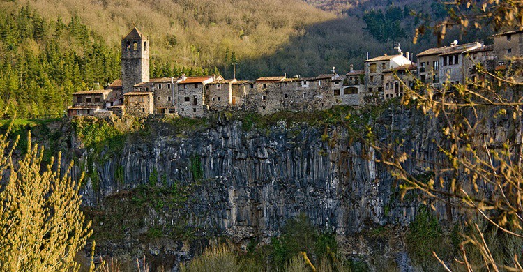 Castellfollit de la Roca, una hilera de casas sobre el basalto. SBA73 (Flickr)