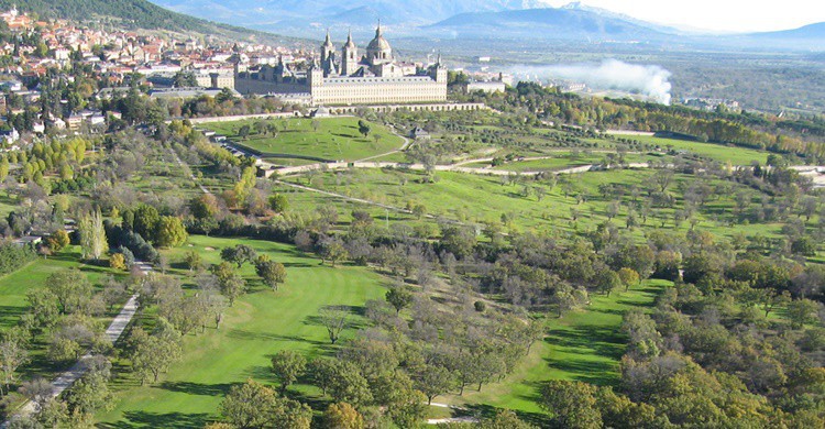 Club de golf de La Herrería, con el Monasterio de El Escorial de fondo (http://www.golflaherreria.com/)