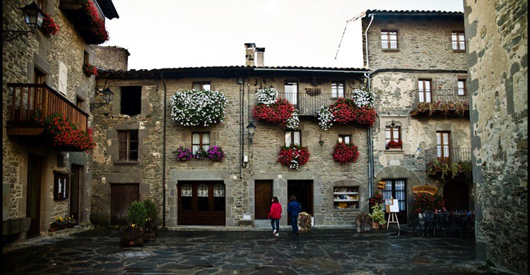 Plaza en Rupit: pizarra y flores a partes iguales. Jose Manuel Mota (Flickr)