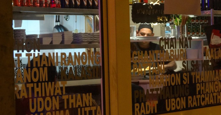 Desde el exterior. Bangkok Café, Facebook