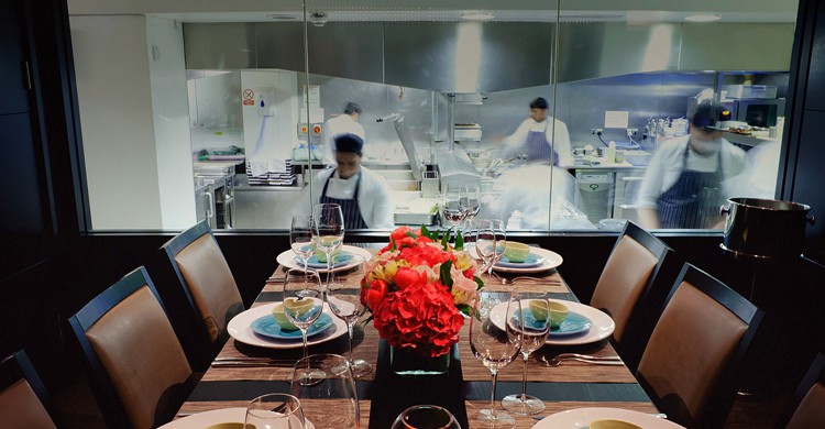 Cocina vista. Benares Restaurant & Bar