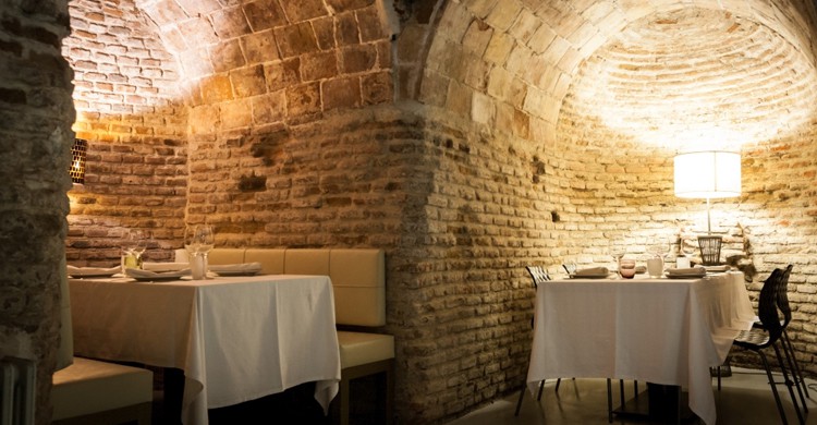 Mesas en la galería. Bodega de los Secretos