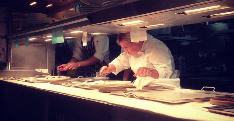La chef en acción. Hélène Darroze at the Connaught