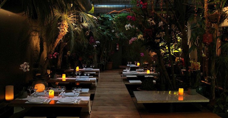 Mesas bajas en el Indochine Ly Leap. Indochine Ly Leap, Facebook