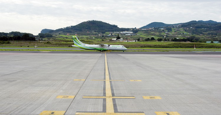 Avión en pista de aterrizaje (Web de Aena)