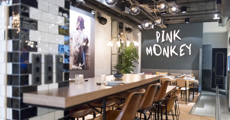Mesa alta en restaurante Pink Monkey