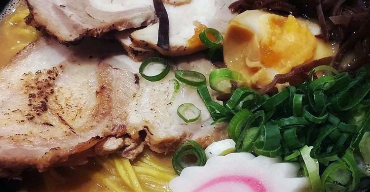 Ramen con caldo de cerdo con salsa especial. Ramen Kagura