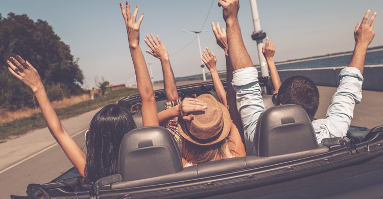 Viaje en coche descapotable (Istock)