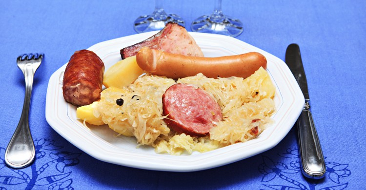 Salchichas, codillo y sauerkraut son algunos de los platos típicos alemanes (iStock)