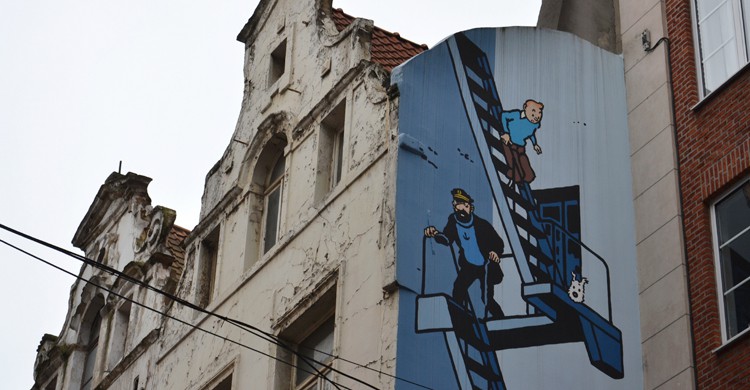 Tintín es uno de los personajes que aparecen en las fachadas de la Ruta del Cómic de Bruselas (iStock)