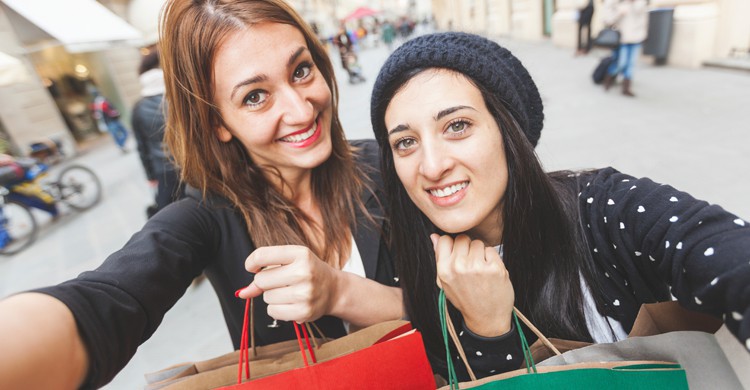 Dos chicas se hacen un selfie con sus compras (iStock)