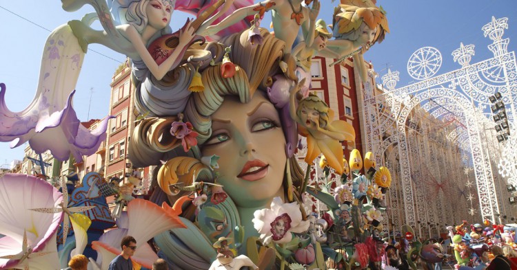 Valencia en Fallas para 2 desde 45€