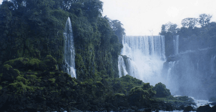 Iguazú / Paraguay (https://www.flickr.com/photos/33037982@N04/3400720419)