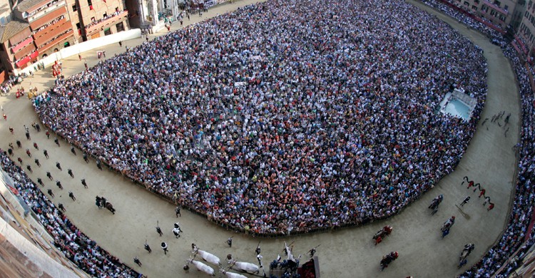 La Piazza del Campo durante el tradicional Palio de Siena (iStock)