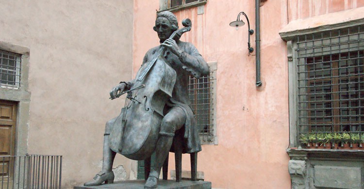 Monumento a Puccini en Lucca, Italia (Flickr)