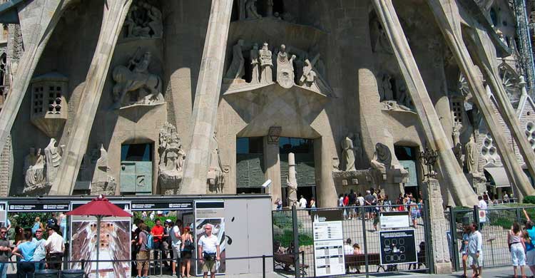 Acceso a la Sagrada Familia de Barcelona (Flickr)