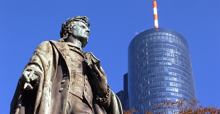 Al fondo, la Maintower con la estatua del escritor Friedrich Schiller en primer término (iStock)