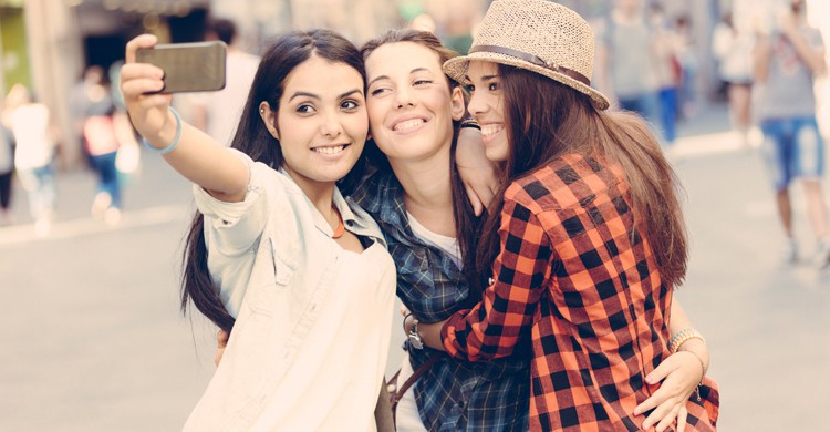 En todo viaje con amigas no pueden faltar los selfies (iStock)