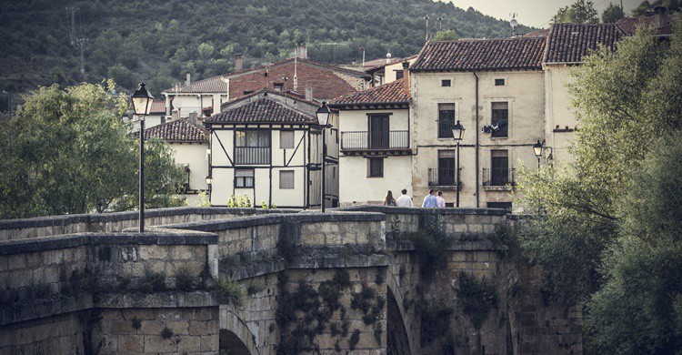 En primer término, puente sobre el río Arlanza. Alvaro Miguel (Flickr)