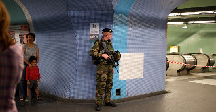 El ejército francés, en el metro de París tras los atentados terroristas de noviembre de 2015. Serge klk (Flickr)
