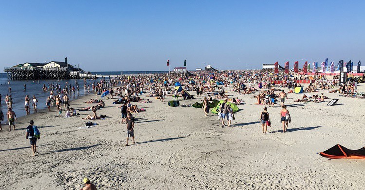Playa de Sank Peter-Ording en un día de sol. f. ermert (Flickr)