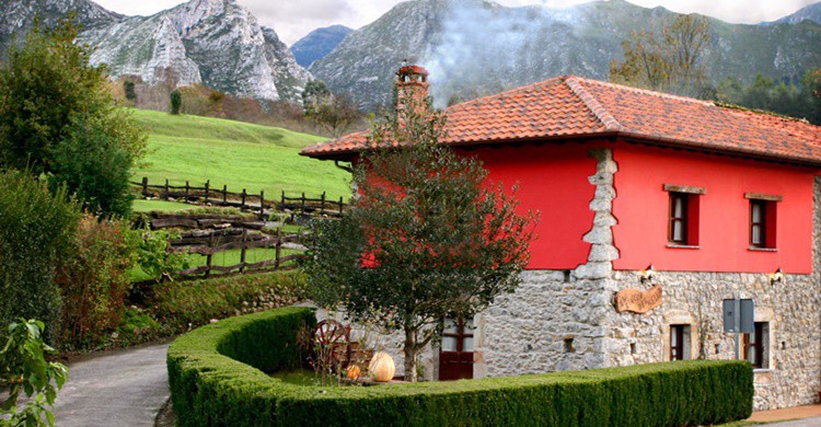 Aspecto general de la casa, con las montañas de fondo. (Flickr)