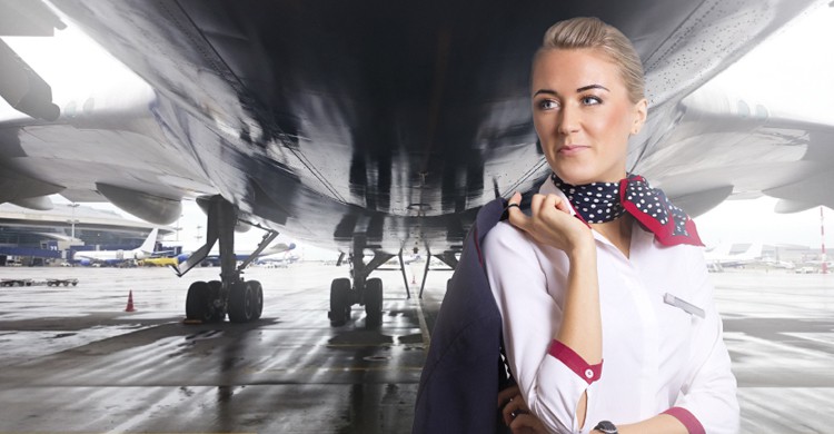 Azafata cerca del avión. Belovodchenko, iStock