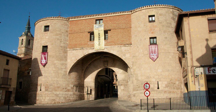 Una de las históricas puertas de acceso a Lerma, y antigua cárcel. Manel Zaera (Flickr)