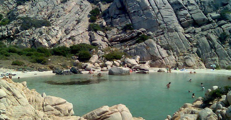 Playa entre paredes de rocas en Isla Caprepra. Lino M (Flickr)