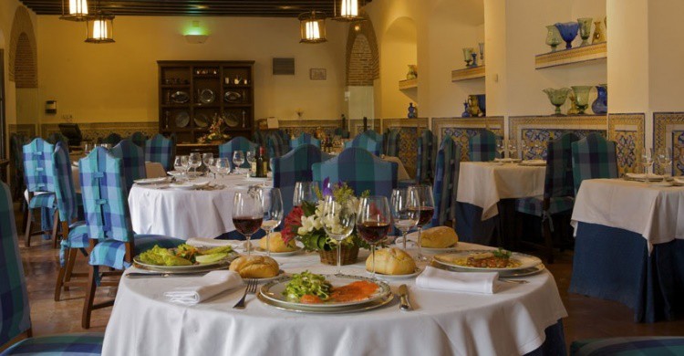 Salón en Especia (www.parador.es/es/paradores/parador-de-chinchon/gastronomia)