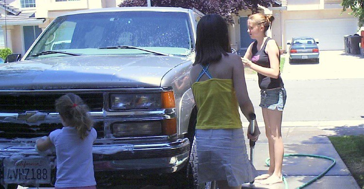 Unas niñas lavan el coche de su padre. Dave Parker (Flickr)
