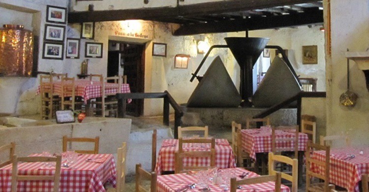 Interior del restaurante. (http://cuevasdelvino.com)