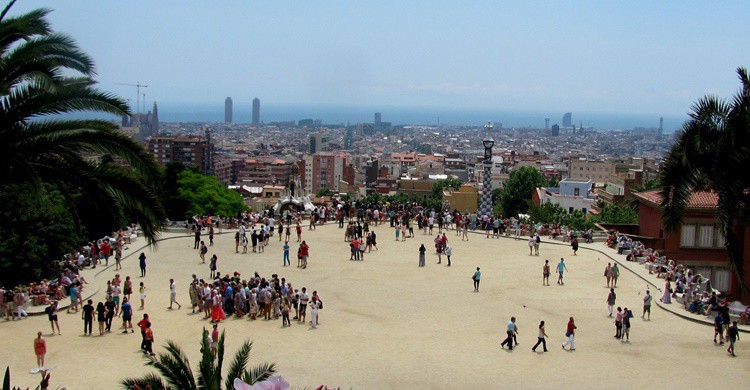 Plaza del parque, donde debajo están las columnas. -ted (Flickr)