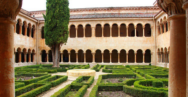 Histórico claustro del Monasterio de Silos. Avilasal (Flickr)