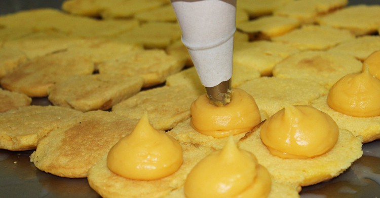 Torrijas de bizcocho rellenas de crema. Antigua Pastelería del Pozo, Facebook