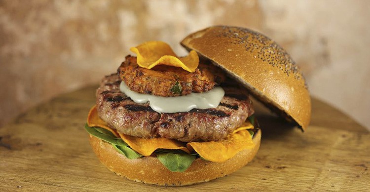 Burger con buñuelo de boniato y crema de queso Valdeón (Facebook Bacoa)