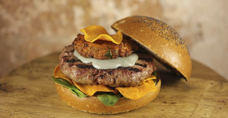 Burger con buñuelo de boniato y crema de queso Valdeón (Facebook Bacoa)