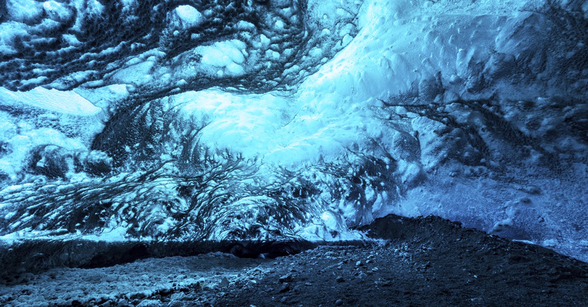 Cueva de glaciar. vichie81, iStock 