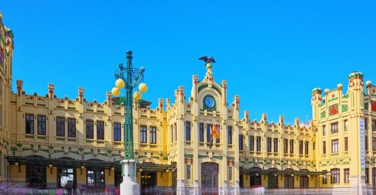 Fachada principal de la estación del Norte de Valencia. (iStock)