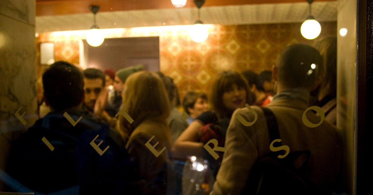 A través del cristal. Filete Ruso, Facebook