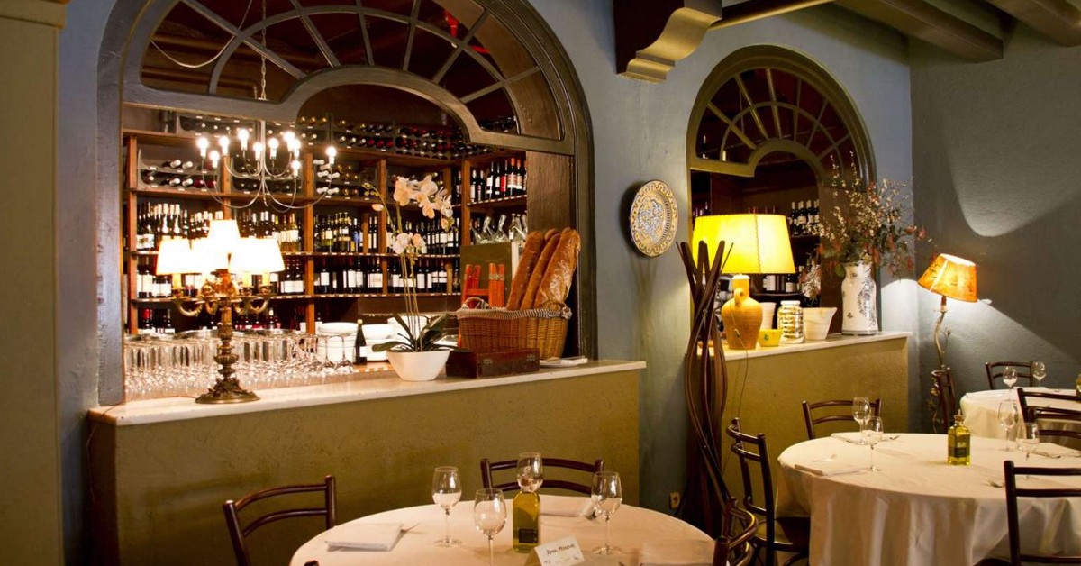 Barra y mesas. Fonda Europa