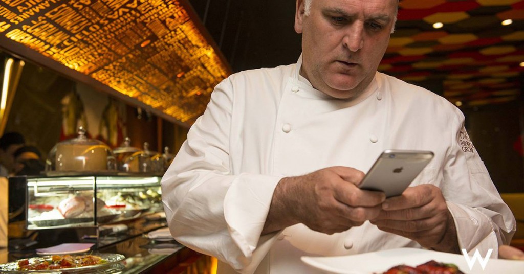 José Andrés fotografiando platos. W Mexico City, Facebook