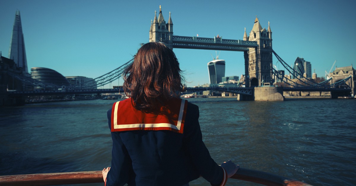 Chica en el barco con la Torre de Londres al fondo. Lolostock, iStock