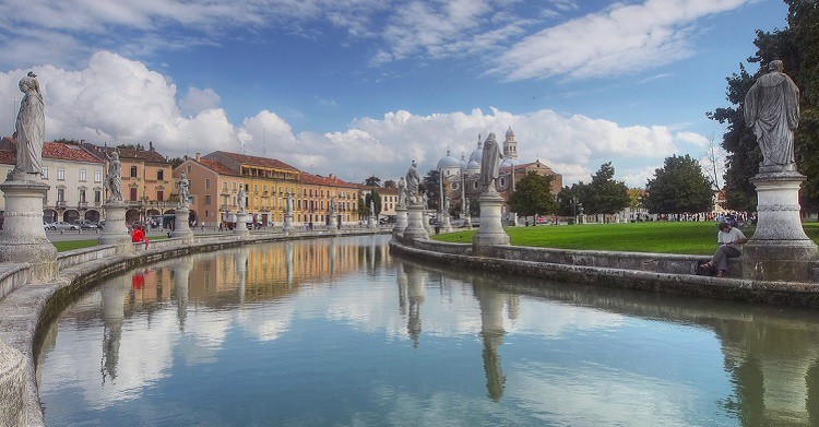 Prato della Valle, plaza de época napoleónica con canal. madbesl (Flickr)