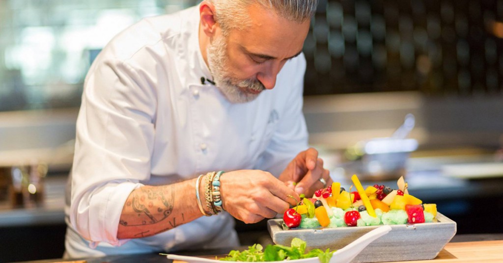 Arola preparando un plato. Raffles Istambul, Facebook